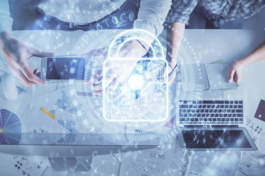 Kadın ve erkeğin birlikte çalışıp hologram çizimlerini kilitlerken çift pozlama. Güvenlik kavramı. Bilgisayar arkaplanı. Üst Görünüm.