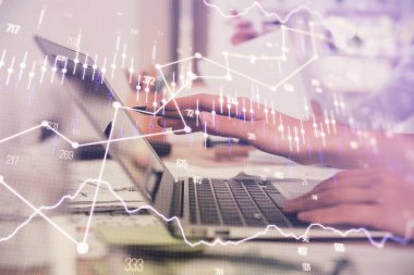Bilgisayarda ve finansal grafik hologramında yazı yazan kadın ellerine çoklu maruz kalma. Borsa analizi kavramı.