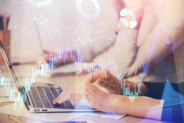 Bilgisayarda ve finansal grafik hologramında yazı yazan kadın ellerine çok maruz kalmış. Borsa analizi kavramı.