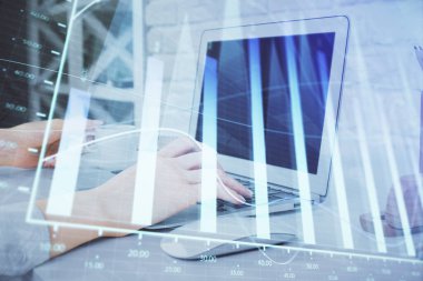 Bilgisayarda ve ön x grafik hologramında yazı yazan kadın ellerine çok maruz kalmış. Borsa analizi kavramı.