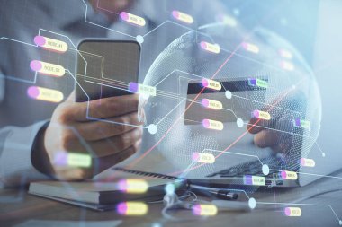 Elinde kredi kartı ve dünya haritası çizimi olan bir adamın ellerine iki kez maruz kalmış. Uluslararası İnternet E-ticaret ve teknoloji kavramı.