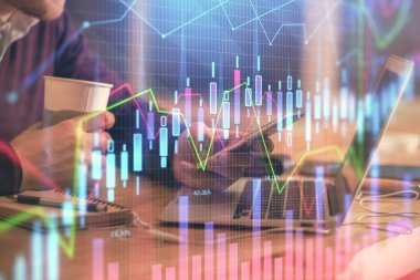 Bir adamın elini tutarken ve bir telefon ve finansal grafik çizimi kullanırken çift pozlama. Analiz kavramı.