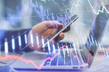 Bir adamın elini tutarken ve bir telefon ve finansal grafik çizimi kullanırken çift pozlama. Analiz kavramı.