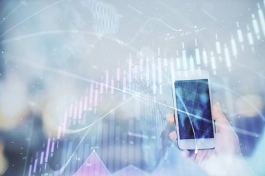 Ön x çizelgesine çift pozlama, hologram çizimi ve cep telefonu kullanan bir kadın. Borsa konsepti.