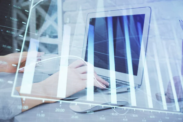 Multi exposición de las manos de la mujer escribiendo en la computadora y el dibujo del holograma gráfico de divisas. Concepto de análisis bursátil. — Foto de Stock