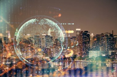Şehir görünümünde harita ve veri temalı hologram ile gökdelenler arka planda çift pozlama. İş kavramında uluslararası teknoloji.