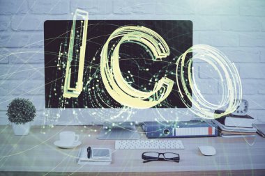 Engelleme zinciri ve kripto ekonomi temalı hologram ve bilgisayar geçmişi olan bir masa. Bitcoin kripto para kavramı.