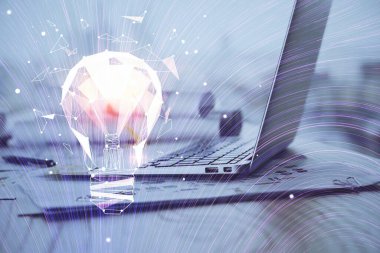 Bilgisayar ofisinde ampul simgesi hologramıyla birlikte. Çifte maruziyet. Fikir kavramı.