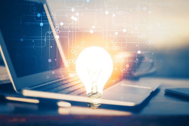 Bilgisayar ofisinde ampul simgesi hologramıyla birlikte. Çifte maruziyet. Fikir kavramı.