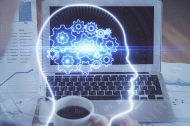 Bilgisayar ve insan beyin hologramıyla çalışma alanının çoklu açığı. Beyin fırtınası konsepti.