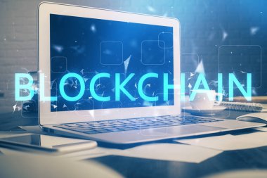 Blockchain temalı holograma ve bilgisayar arkaplanlı masaya çoklu maruz kalma. Bitcoin şifreleme para birimi kavramı.