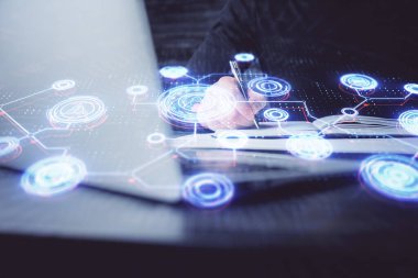 Arka planda notlarla çalışan adamlar. Sosyal ağ şeması. Karışık ortam