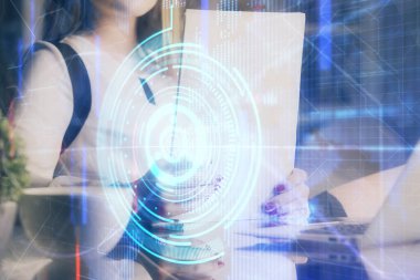 Arka plana veri teknolojisi hud 'u ile el yazısı yazan kadınların çoklu pozları. Büyük veri kavramı.