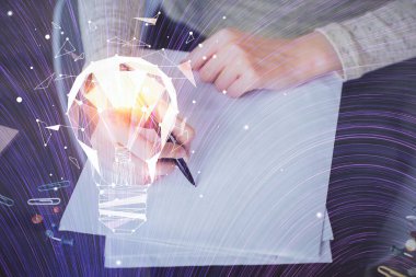 El üstünde tutulan ampul hologramı notlar alıyor. Fikir kavramı. Çift pozlama