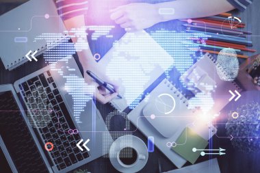 Dünya haritası hologramı ve veri tema simgeleriyle notlar alan ellerin çifte pozlanması. Uluslararası ağ verilerinin kavramı.