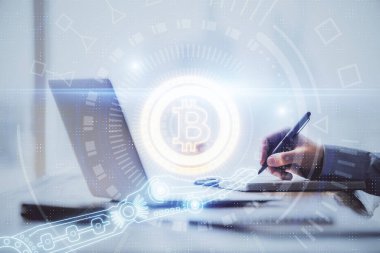 Arka planda bilgisayarla çalışan bir adamın olduğu engelleme temalı hologram. Kripto zinciri kavramı. Çift pozlama.