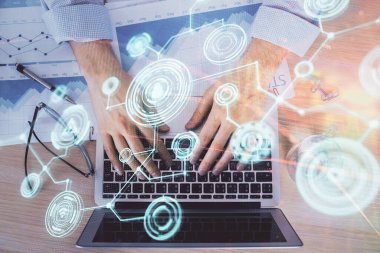 Sosyal ağ temalı hologramda iş adamı arka planda bilgisayar üzerinde çalışıyor. Dünya çapında ağ kavramı. Çift pozlama.