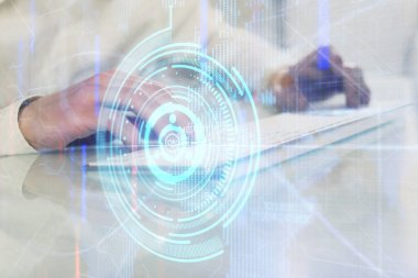 Bilgisayar geçmişi üzerinde çalışan bir adamla çok sayıda teknolojik çizime maruz kalmış. Yenilik kavramı.