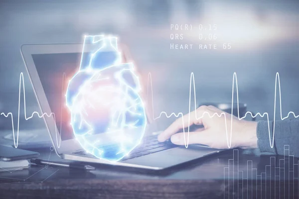 Dibujo del corazón con el hombre trabajando en la computadora en el fondo. Concepto médico. Doble exposición . — Foto de Stock