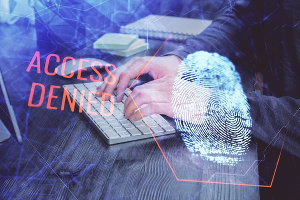 背景にコンピュータ上で働くビジネスマンと指紋ホログラム。セキュリティの概念。二重露光. — ストック写真