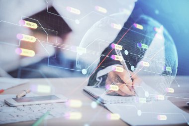 Arka planda not alan insanları gösteren haritanın çifte görüntüsü. Uluslararası bağlantı kavramı