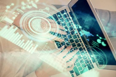 Bilgisayar ve finansal temalı hologram çizimleri üzerinde çalışan kadın elleri çift pozlama. Üst Manzara. İş konsepti.