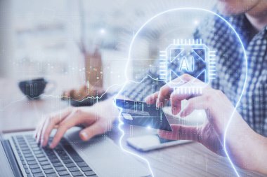 Kredi kartı ve beyin temalı çizimlerle bilgisayarda yazarken çift pozlama. E-ticaret ve yapay zeka kavramı.