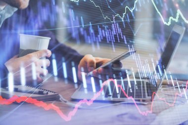 Bir adamın elini tutarken ve bir telefon ve finansal grafik çizimi kullanırken çift pozlama. Analiz kavramı.