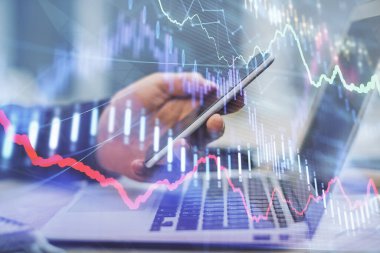 Bir adamın elini tutarken ve bir telefon ve finansal grafik çizimi kullanırken çift pozlama. Analiz kavramı.