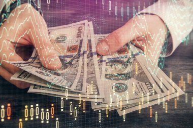 Finansal grafiğe çoklu pozlama hologram, Amerikan dolarları ve insan eli. Analiz kavramı.