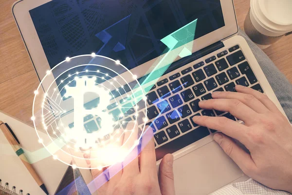 Двойное обнажение рук над компьютерной клавиатурой и тема криптовалюты - рисование граммов. Вид сверху. Концепция Blockchain. — стоковое фото