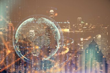 Şehir görünümünde harita ve veri temalı hologram ile gökdelenler arka planda çift pozlama. İş kavramında uluslararası teknoloji.