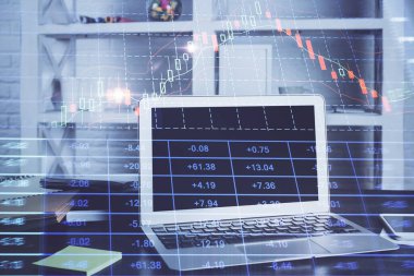 Borsa grafiği ve bilgisayar geçmişi olan tablolar. Çoklu maruz kalma. Mali analiz kavramı.