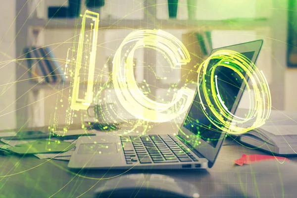 Blockchain temalı holograma ve bilgisayar arkaplanlı masaya çoklu maruz kalma. Bitcoin şifreleme para birimi kavramı.