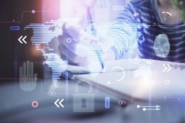 Dünya haritası hologramı ve veri tema simgeleriyle notlar alan ellerin çifte pozlanması. Uluslararası ağ verilerinin kavramı.