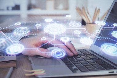 Sosyal ağ temalı hologramda iş adamı arka planda bilgisayar üzerinde çalışıyor. Dünya çapında ağ kavramı. Çoklu pozlama.