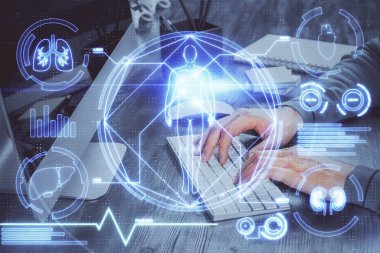 Bilim hologramı, arka planda bilgisayarla çalışan bir adam. Öğrenim anlayışı. Çift pozlama.