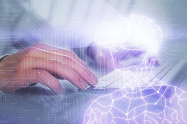 Arka planda bilgisayarla çalışan bir adamla AR hologramı. Gelişmiş gerçeklik kavramı. Çift pozlama.