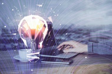 Arkaplanda bilgisayar üzerinde çalışan iş adamıyla birlikte büyüyen oklar. Başarı konsepti. Çift pozlama.