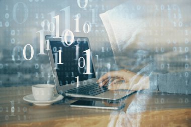 Bilgisayar geçmişi üzerinde çalışan bir adamla çok sayıda teknolojik holograma maruz kalma. Büyük veri kavramı.