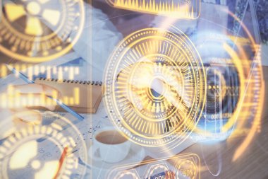 Teknoloji temalı hologramda arka planda çalışan bir adam var. Yüksek teknoloji konsepti. Çoklu pozlama.