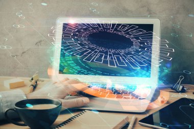 Veri temalı hologramın arka planda bilgisayarla çalışan bir adam tarafından çifte maruz bırakılması. Yenilik kavramı.