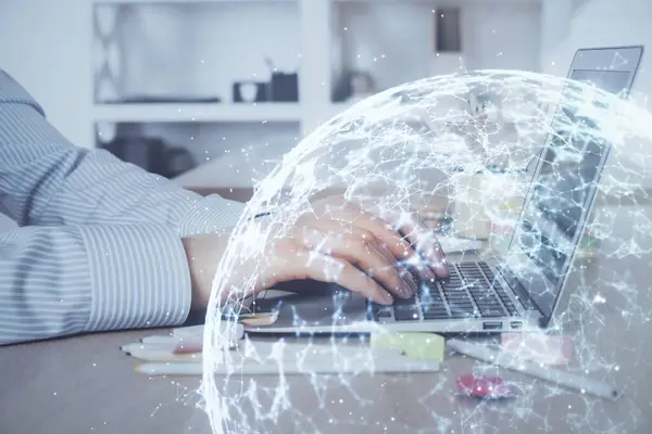Sosyal Temalı Hologramda Adamı Arka Planda Bilgisayar Üzerinde Çalışıyor Dünya — Stok fotoğraf