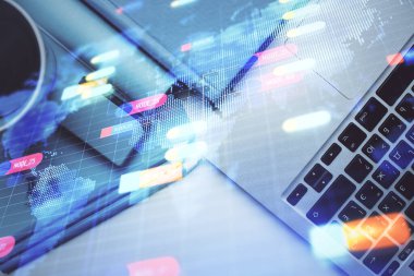 Bilgisayarlı çalışma masası arkaplanının üst görüntüsü üzerinde hologram çizimi yapılan çok sayıdaki veriye maruz kalma. Teknoloji kavramı.