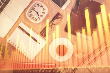 Masaüstü üzerinde telefonlu iki kat mali şema hologramı. Üst Manzara. Mobil ticaret platformu kavramı.