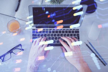 İnsan elinin bilgisayar klavyesi ve veri temalı hologram çiziminin üzerine yazarken çoklu pozlama. Üst Manzara. Teknoloji konsepti.