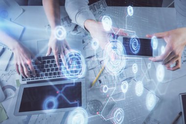 Kadın ve erkeğin birlikte çalışması ve veri temalı hologram çizimi. Bilgisayar arkaplanı. Üst Görünüm.