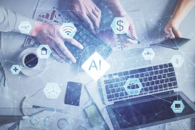 Kadın ve erkeğin birlikte çalışması ve veri temalı hologram çizimi. Bilgisayar arkaplanı. Üst Görünüm.