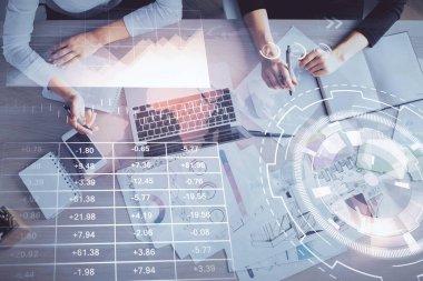 Bilgisayar ve ön grafik hologram çizimi üzerinde çalışan kadın elleri çift pozlama. Üst Manzara. Mali analiz kavramı.