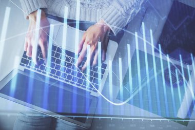 Bilgisayar ve önx çizim hologramı üzerinde çalışan kadın elinin çoklu pozu. Üst Manzara. Mali analiz kavramı.